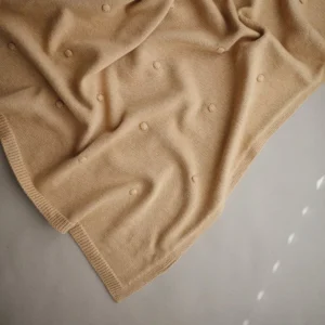Mushie pletená detská deka z organickej bavlny bodkovaná – Mustard
