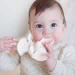Meiya&Alvin pískatko/hryzátko (100% prírodný kaučuk) myška Meiya – Hračky od 0 do 3 rokov pre deti z e-shopu Naš...