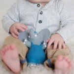 Meiya&Alvin pískatko/hryzátko (100% prírodný kaučuk) sloník – Hračky od 0 do 3 rokov pre deti z e-shopu Naša Bub...
