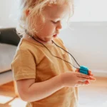 Upokojujúci prívesok Robot Svetlomodrý Jellystone Designs – Hračky na rozvíjanie zmyslov pre deti z e-shopu Naša B...