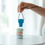 Upokojujúci prívesok Robot Svetlomodrý Jellystone Designs – Hračky na rozvíjanie zmyslov pre deti z e-shopu Naša B...