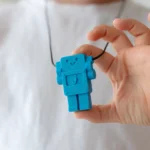 Upokojujúci prívesok Robot Svetlomodrý Jellystone Designs – Hračky na rozvíjanie zmyslov pre deti z e-shopu Naša B...