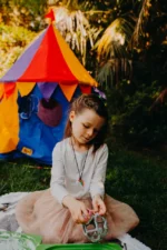Upokojujúci prívesok Dúha Jellystone Designs – Hračky na rozvíjanie zmyslov pre deti z e-shopu Naša Bublinka Marti...