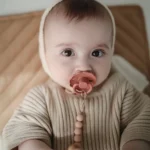 Mushie Klip na cumlík Hera Blush – Novinky pre deti z e-shopu Naša Bublinka Martin | detský obchod s oblečením, obu...