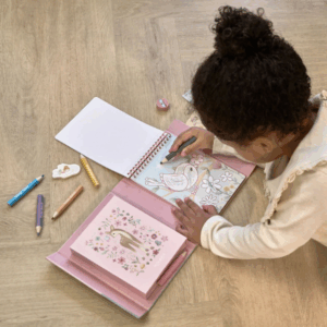 Little Dutch Omaľovánky s pastelkami a samolepkami Rosa Fairy Garden – Hračky pre deti z e-shopu Naša Bublinka Marti...