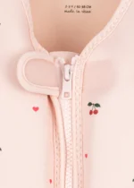 Konges Sløjd plávacia vesta Avery Cherry Coeur Rose – Detské oblečenie pre deti z e-shopu Naša Bublinka Martin | de...