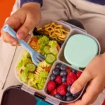 B.Box Detská vidlička a lyžička – 2 sety, modrá a zelená – Desiatové boxy pre deti z e-shopu Naša Bublinka Mar...