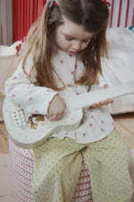 Konges Sløjd Ukulele Teddy Bear – Hračky pre deti z e-shopu Naša Bublinka Martin | detský obchod s oblečením, obuv...