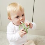 Matchstick Monkey Hryzadlo a zubná kefka Olive – Hračky pre deti z e-shopu Naša Bublinka Martin | detský obchod s ob...