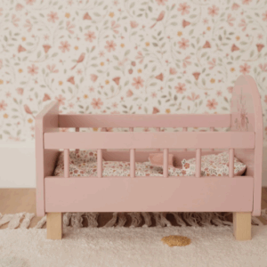 Little Dutch Postieľka pre bábiky drevená s perinkou Pink – Hračky pre deti z e-shopu Naša Bublinka Martin | detský obchod s oblečením, obuvou, hračkami a doplnkami