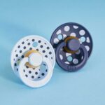 BIBS STUDIO Colour Polka cumlíky z prírodného kaučuku 2 ks Baby Blue/Steel Blue – BIBS Colour pre deti z e-shopu Naša Bublinka Martin | detský obchod s oblečením, obuvou, hračkami a doplnkami