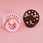 BIBS STUDIO Colour Polka cumlíky z prírodného kaučuku 2 ks Baby Pink/Mocha – BIBS Colour pre deti z e-shopu Naša Bu...